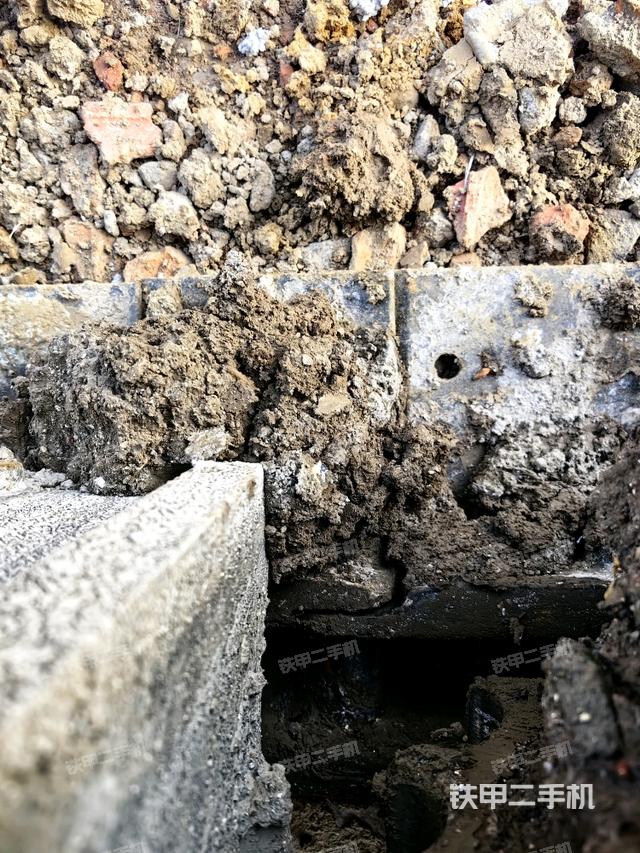 右驅(qū)動輪（行走機(jī)構(gòu)）