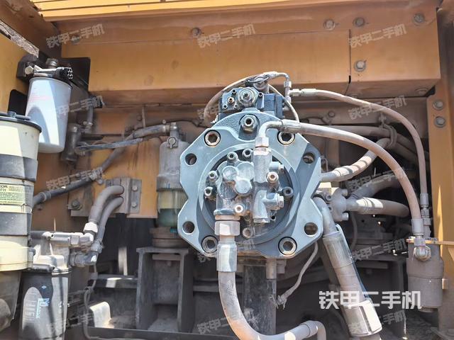 液压泵舱室正面整体（整机外观）