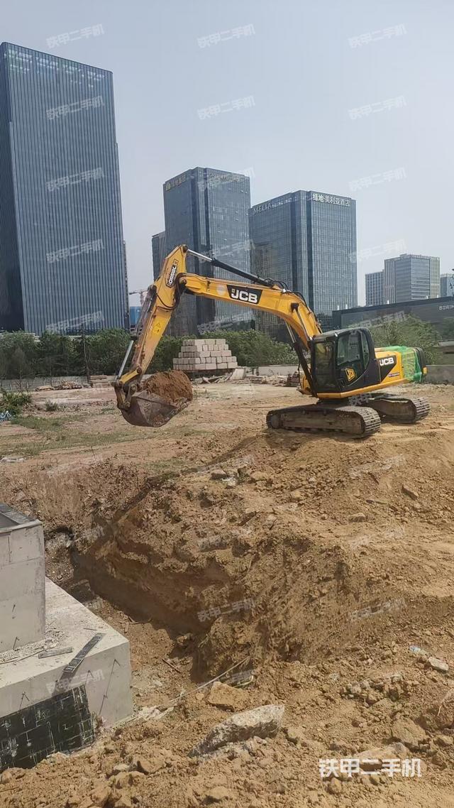 駕駛室頂部（整機外觀）