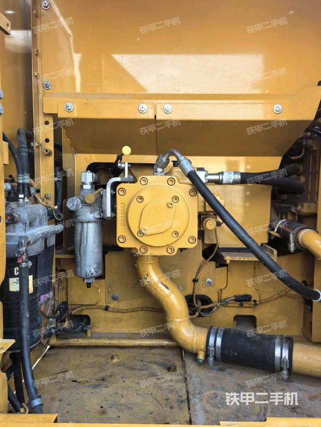 液压泵舱室正面整体（整机外观）