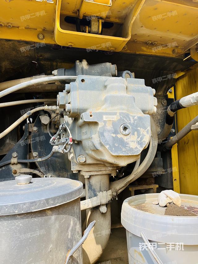 液压泵舱室正面整体（整机外观）