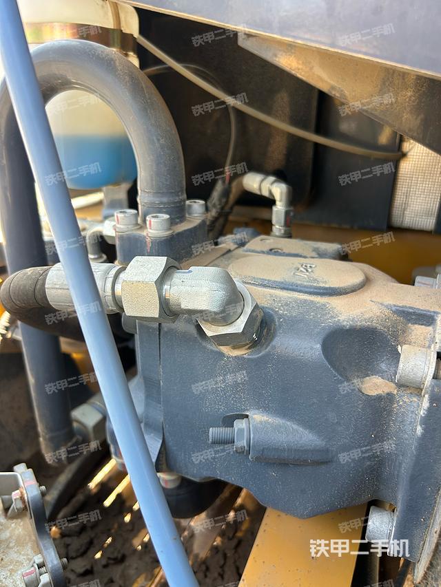 液压泵舱室正面整体（整机外观）