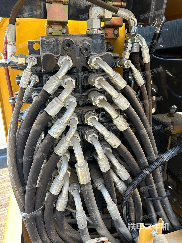 回转马达和主控阀（整机外观）