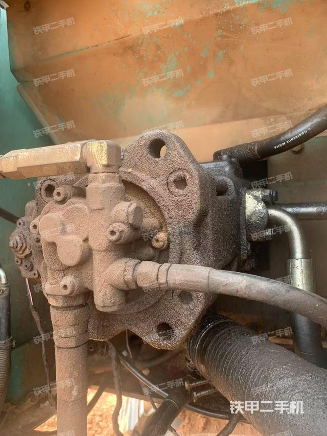 液压泵舱室正面整体（整机外观）