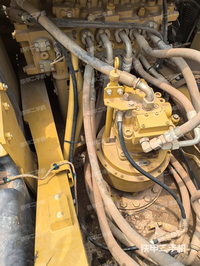 回轉(zhuǎn)馬達(dá)和主控閥（整機(jī)外觀）