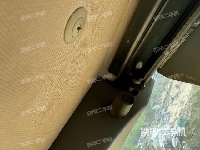 行走控制手柄和踏板 俯拍（驾驶室部分）