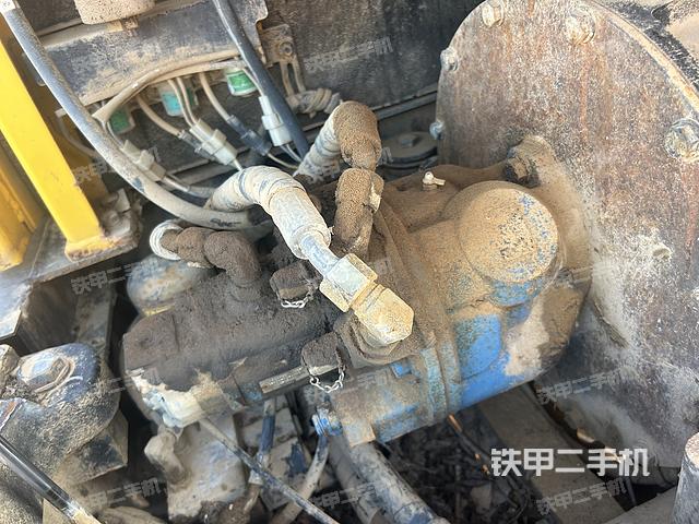 液压泵舱室正面整体（整机外观）