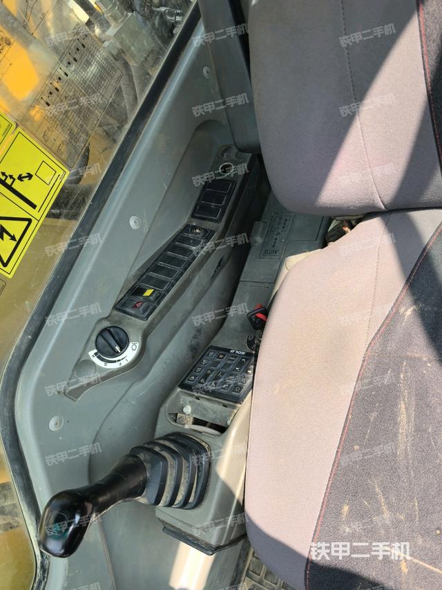 座椅右側(cè)控制臺(tái)/鑰匙門/油門/含右手柄（駕駛室部分）