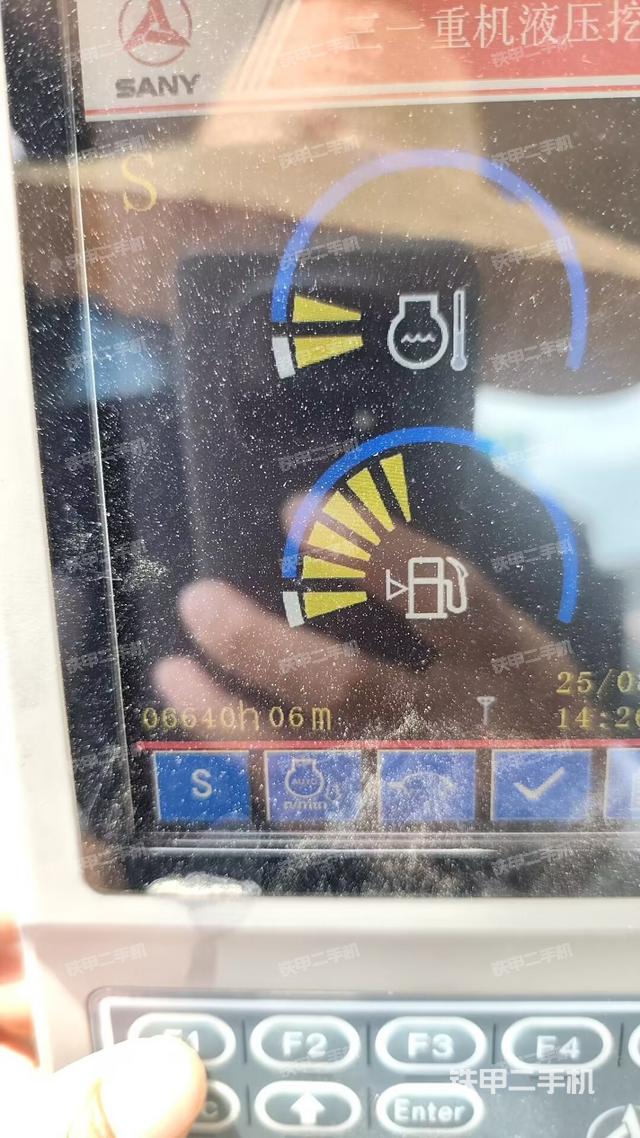 行走控制手柄和踏板 俯拍（驾驶室部分）