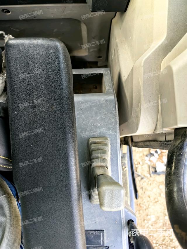 座椅左侧控制台/音响/含左手柄（驾驶室部分）