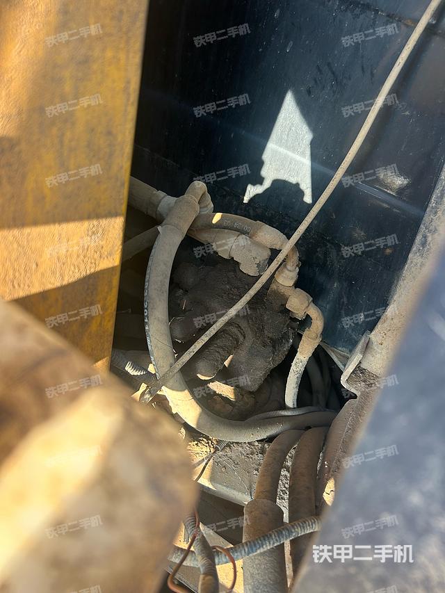 回转马达和主控阀（整机外观）