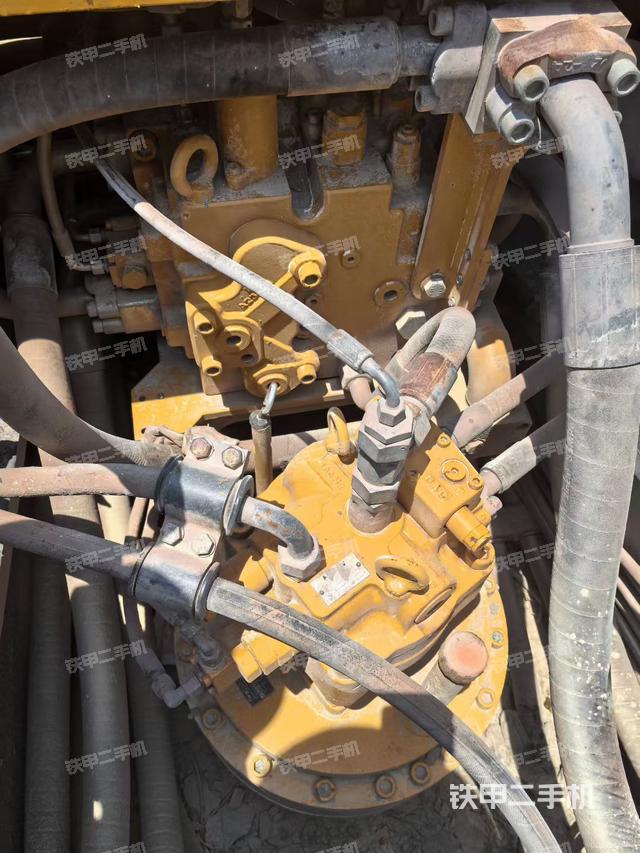 回转马达和主控阀（整机外观）