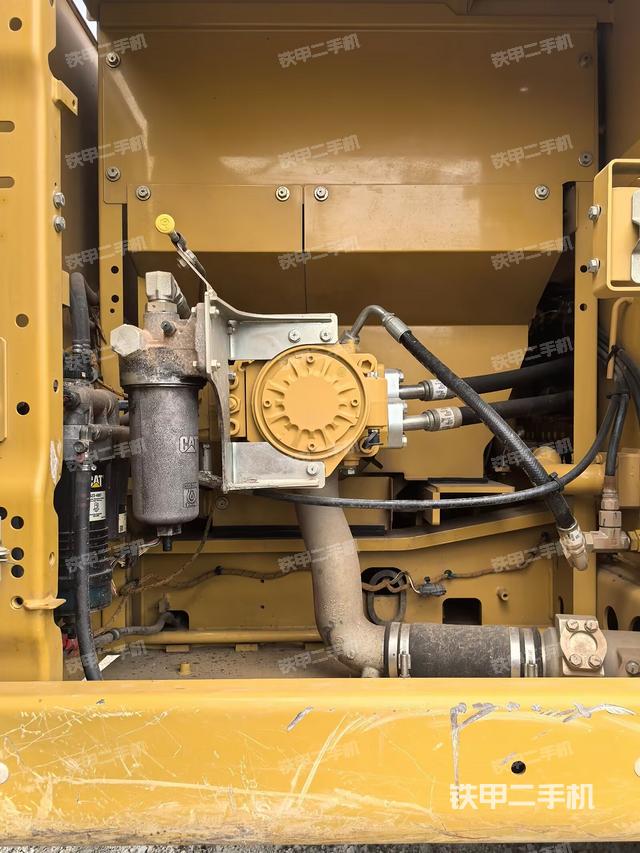 液压泵舱室正面整体（整机外观）