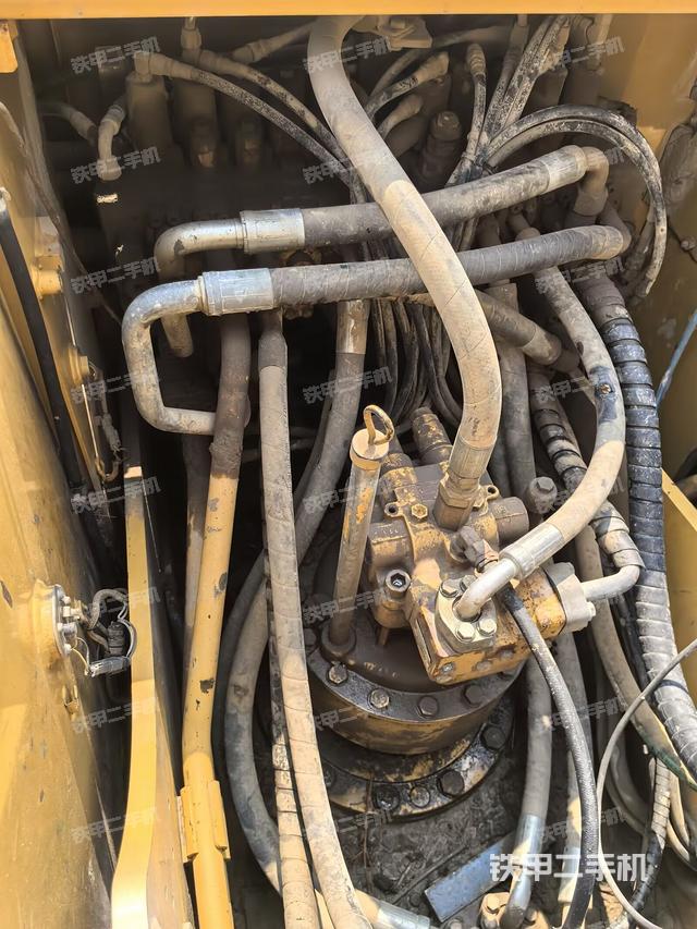 回转马达和主控阀（整机外观）