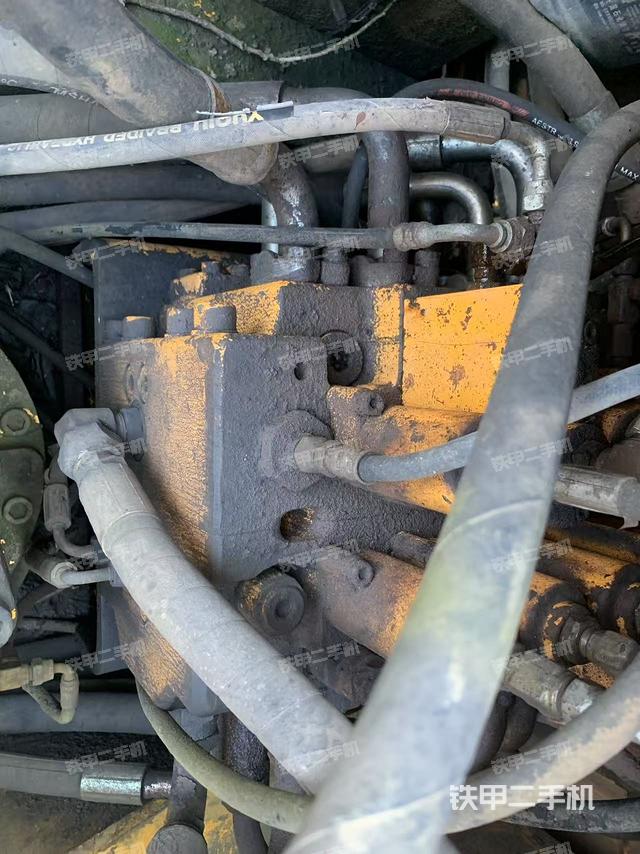 回转马达和主控阀（整机外观）