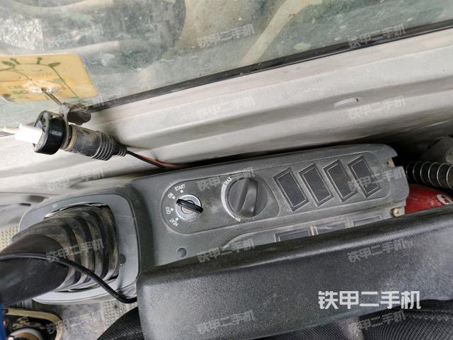 座椅右側(cè)控制臺(tái)/鑰匙門/油門/含右手柄（駕駛室部分）