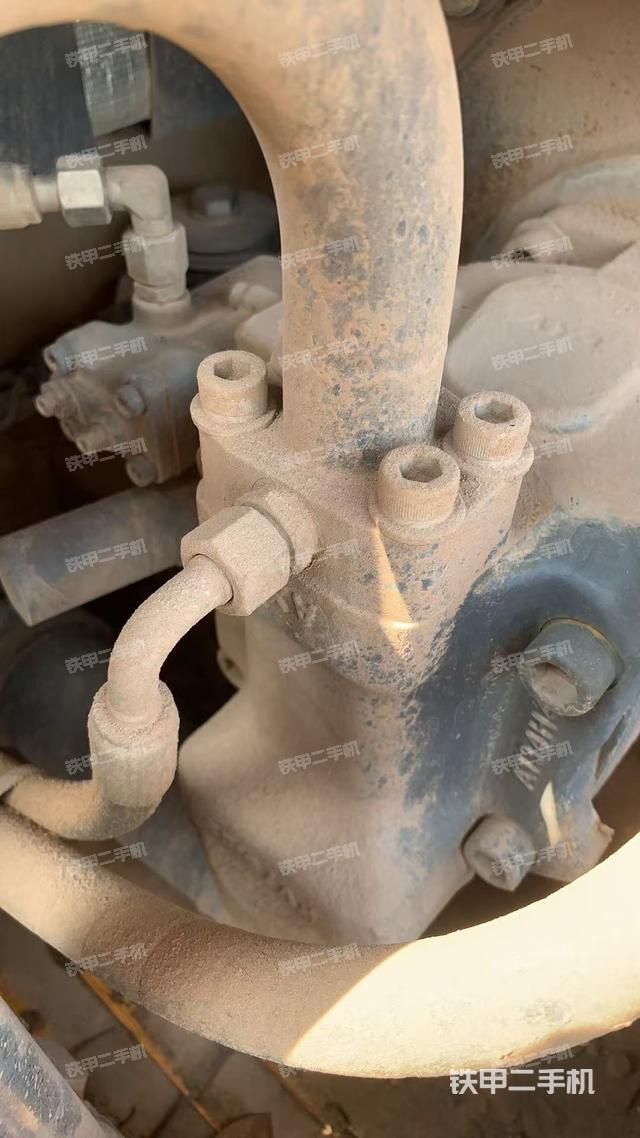 液压泵舱室正面整体（整机外观）