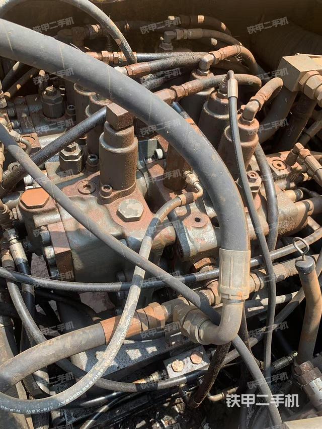 回转马达和主控阀（整机外观）