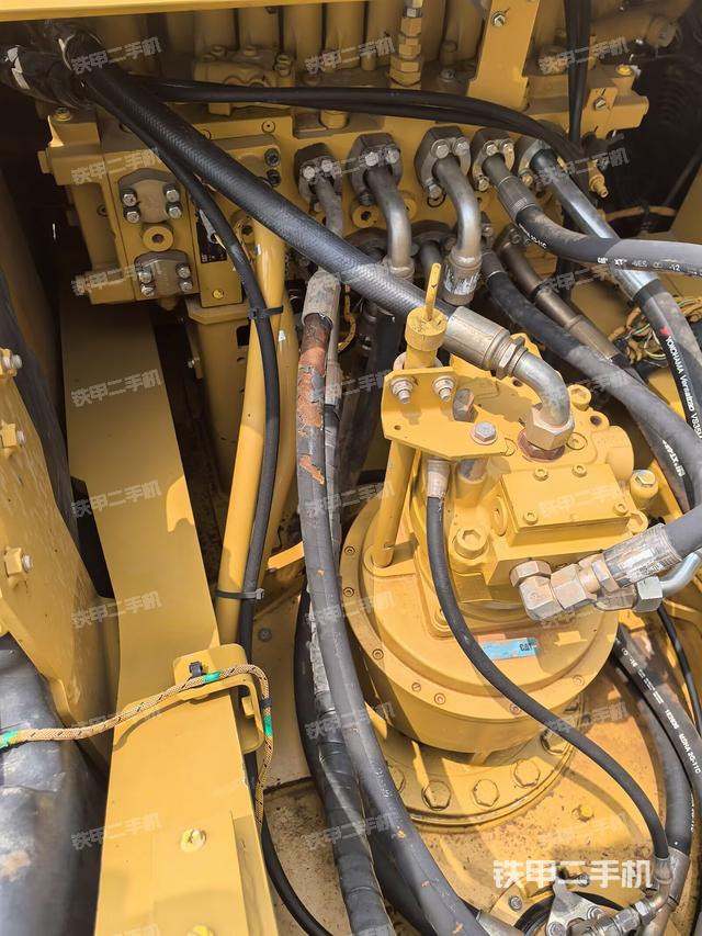 回转马达和主控阀（整机外观）