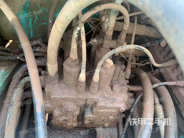 回转马达和主控阀（整机外观）