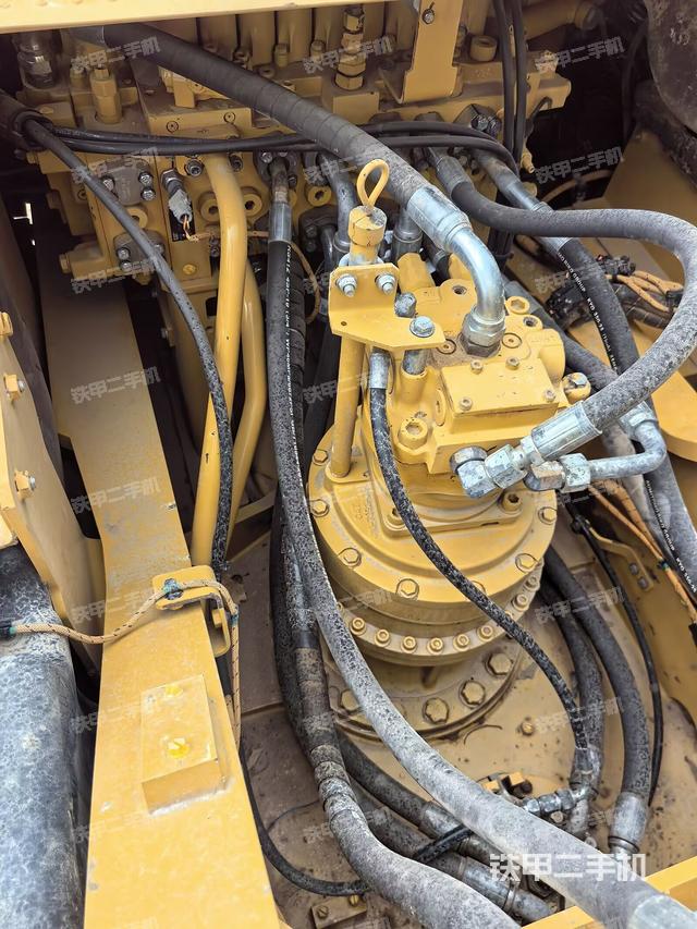 回转马达和主控阀（整机外观）