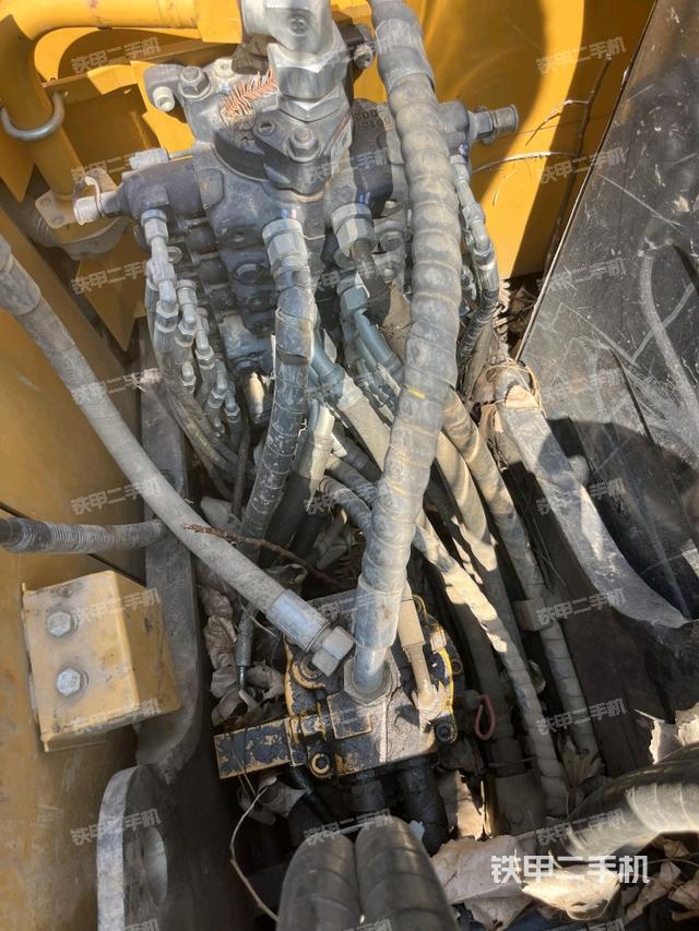 回轉(zhuǎn)馬達(dá)和主控閥（整機(jī)外觀）