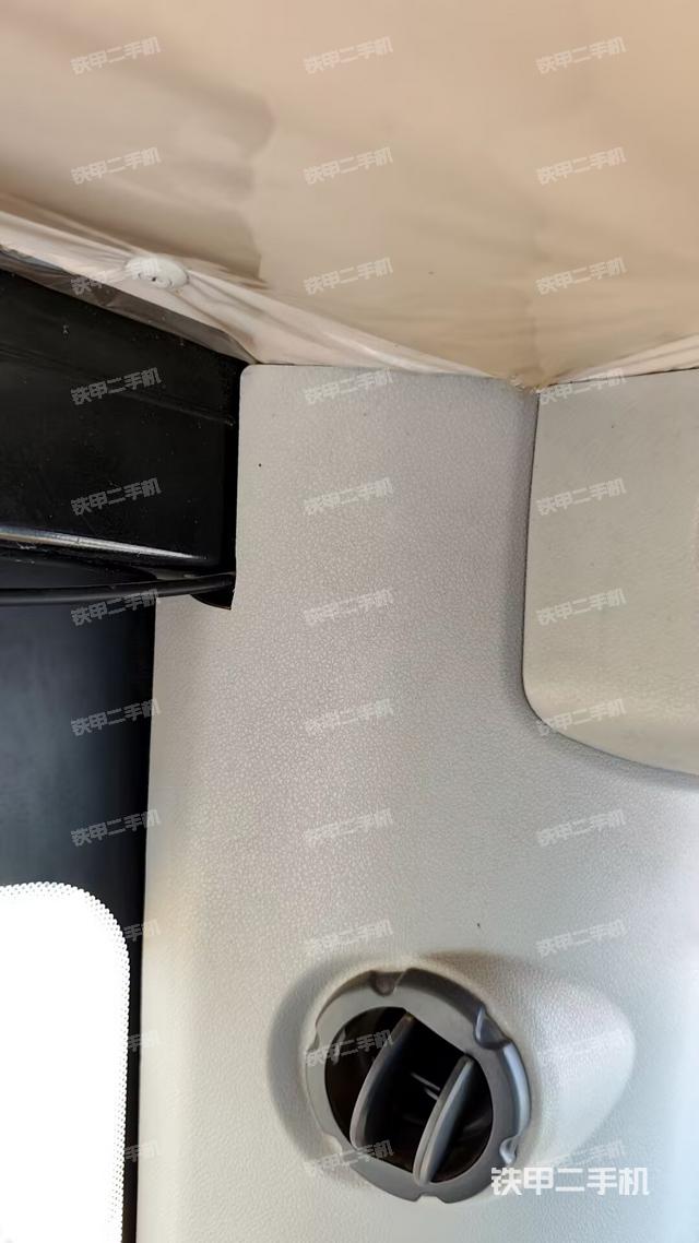 座椅右侧控制台/钥匙门/油门/含右手柄（驾驶室部分）