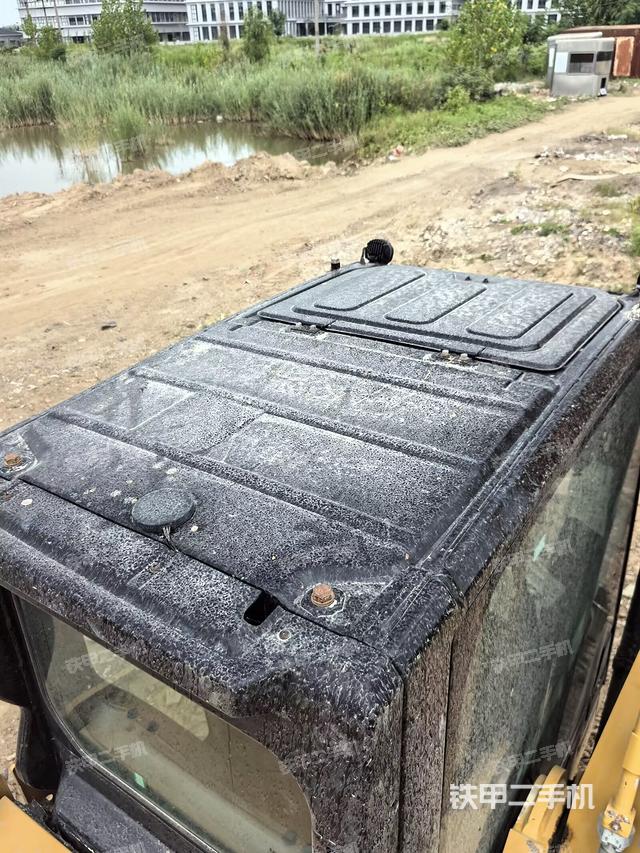 驾驶室顶部（整机外观）