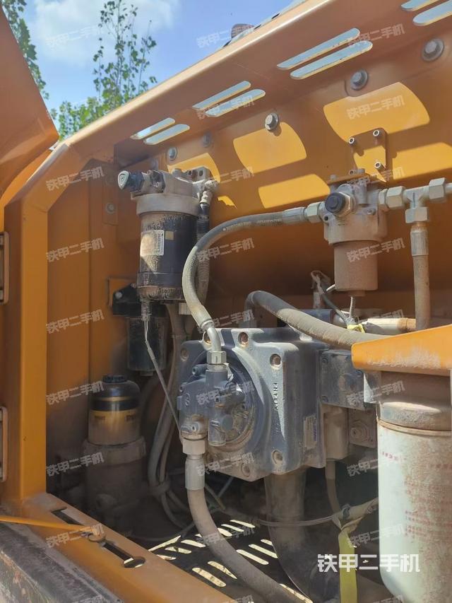 液压泵舱室正面整体（整机外观）