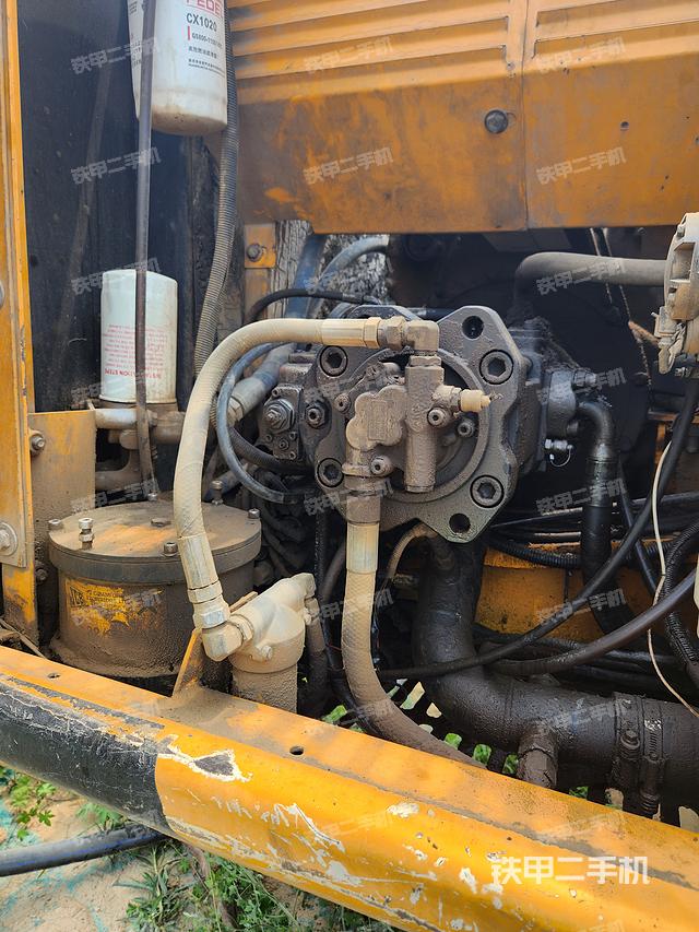 液壓泵艙室正面整體（整機外觀）