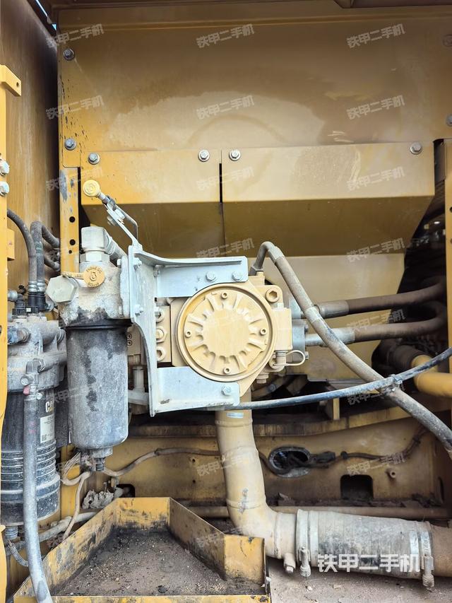 液压泵舱室正面整体（整机外观）