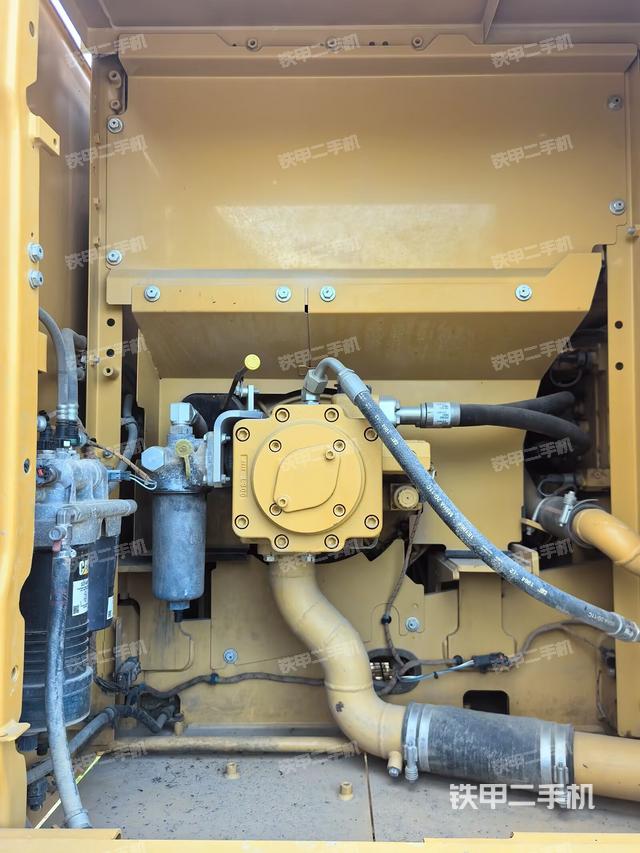 液压泵舱室正面整体（整机外观）