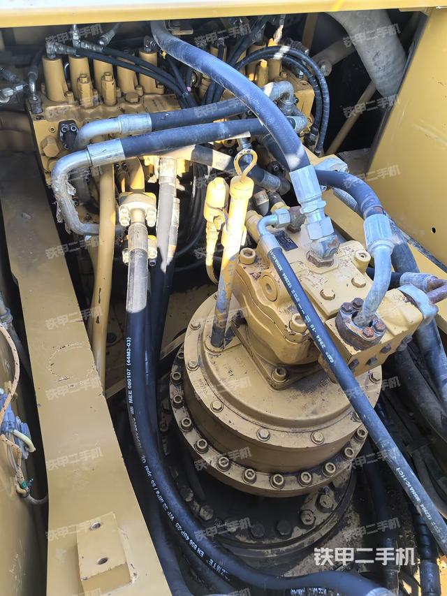 回轉(zhuǎn)馬達(dá)和主控閥（整機(jī)外觀）