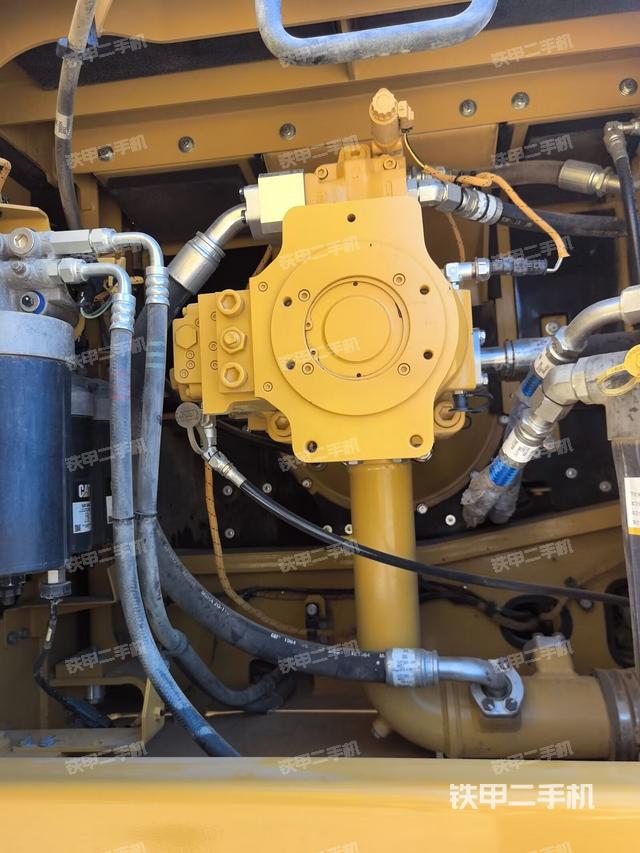 液壓泵艙室正面整體（整機外觀）