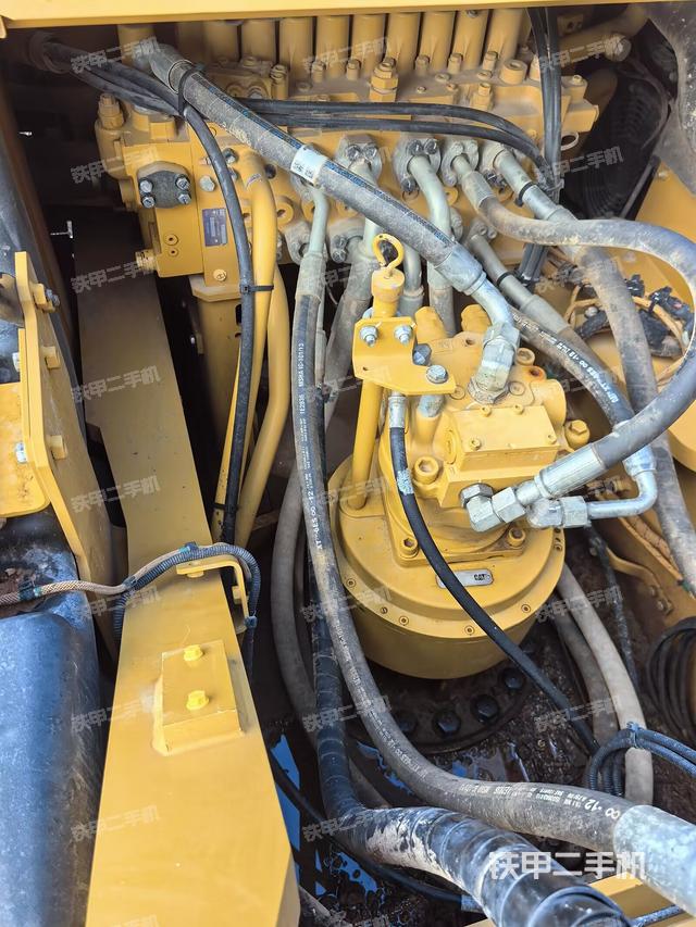 回转马达和主控阀（整机外观）