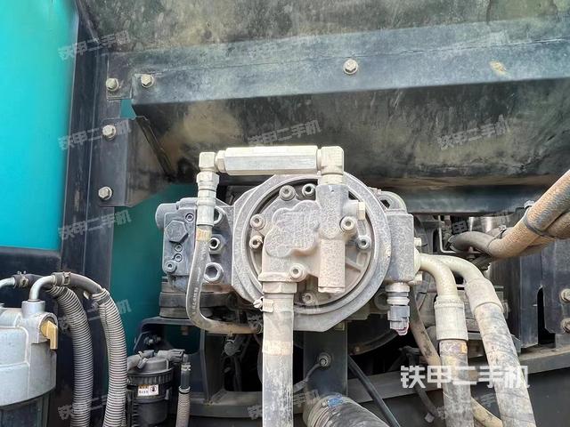 液压泵舱室正面整体（整机外观）