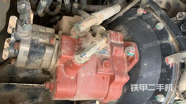 液压泵舱室正面整体（整机外观）