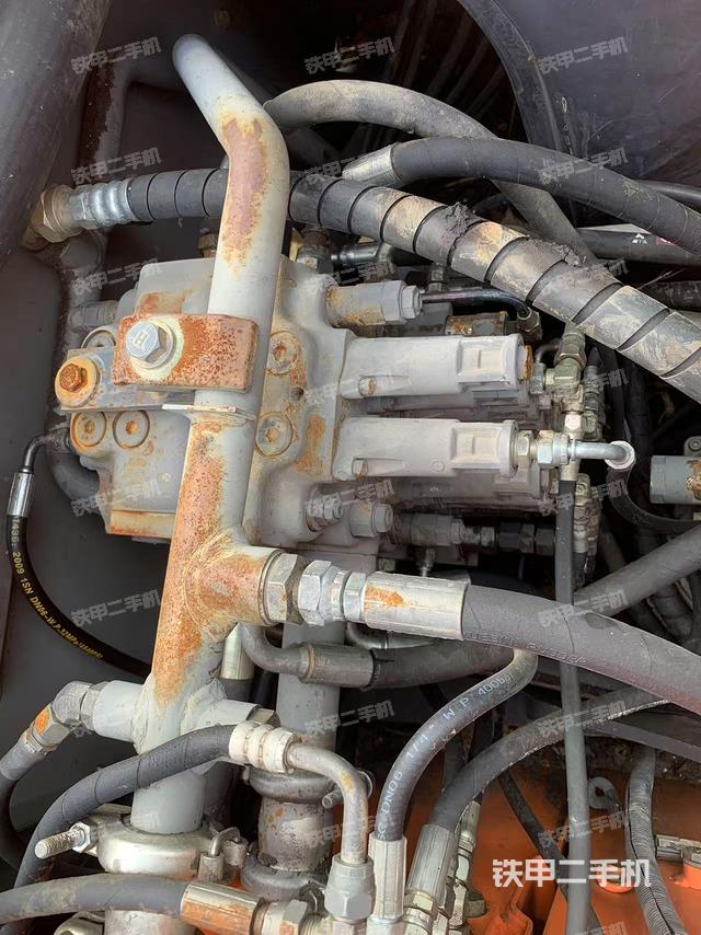 回轉(zhuǎn)馬達(dá)和主控閥（整機(jī)外觀）