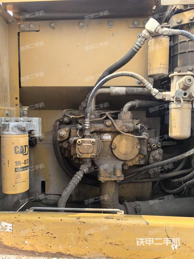 液压泵舱室正面整体（整机外观）