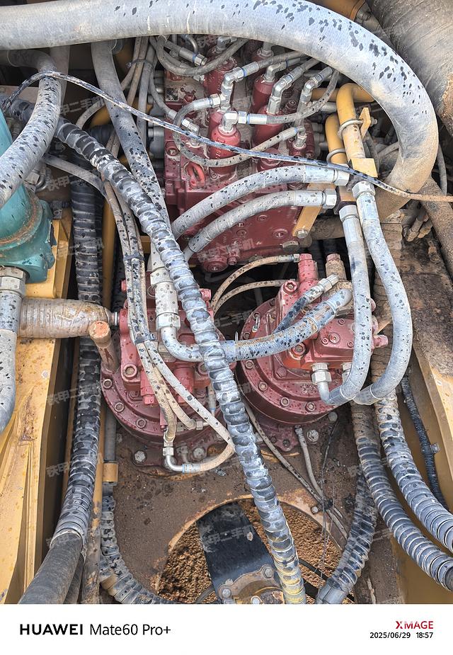 回轉(zhuǎn)馬達(dá)和主控閥（整機(jī)外觀）