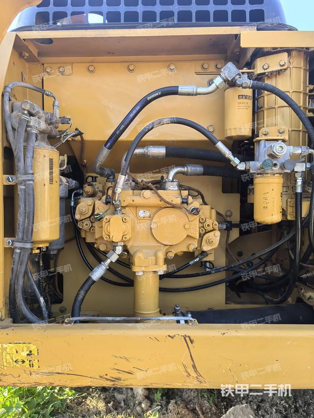 液压泵舱室正面整体（整机外观）