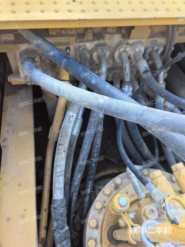 回轉(zhuǎn)馬達(dá)和主控閥（整機(jī)外觀）