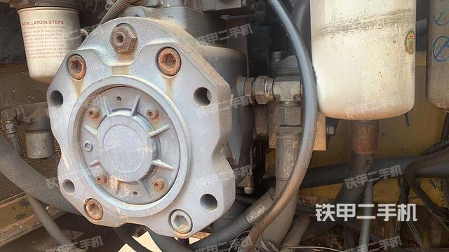 液压泵舱室正面整体（整机外观）