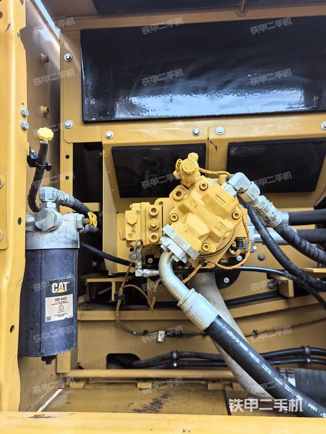 液壓泵艙室正面整體（整機(jī)外觀）