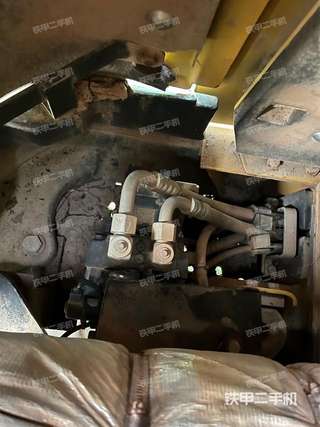 液压泵舱室正面整体（整机外观）