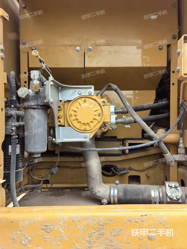 液压泵舱室正面整体（整机外观）