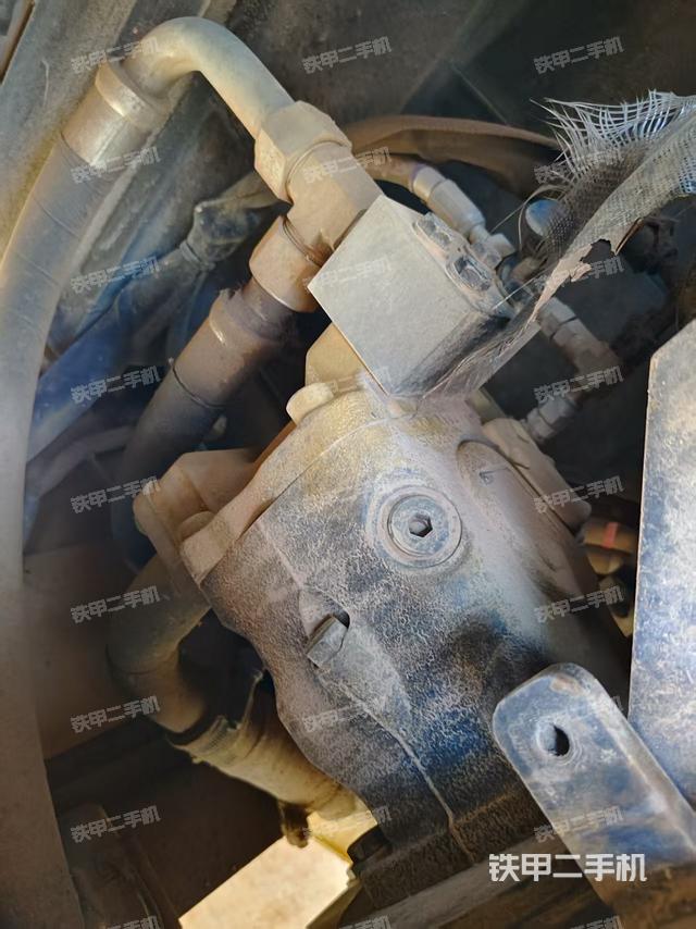 液壓泵艙室正面整體(整機(jī)外觀) 液壓泵艙室正面整體(整機(jī)外觀)