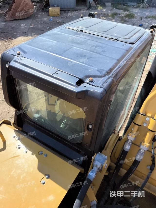 駕駛室頂部（整機外觀）