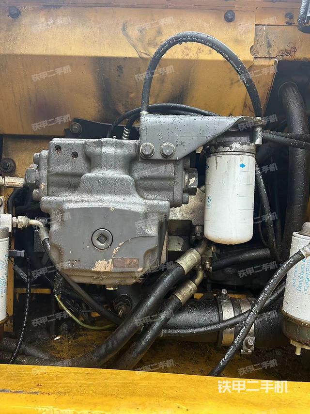 液压泵舱室正面整体（整机外观）