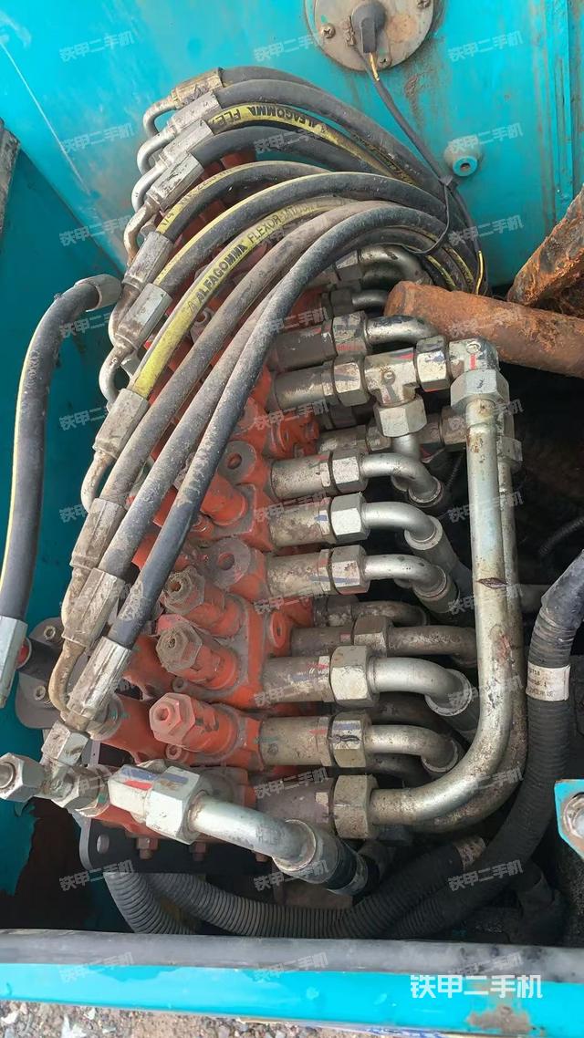 回转马达和主控阀（整机外观）